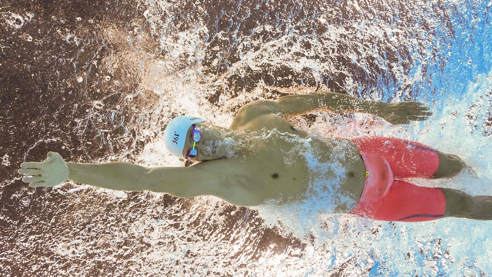 阿森纳门将莱诺多次神勇扑救,保住球门不失,阿森纳5_2莱斯特城